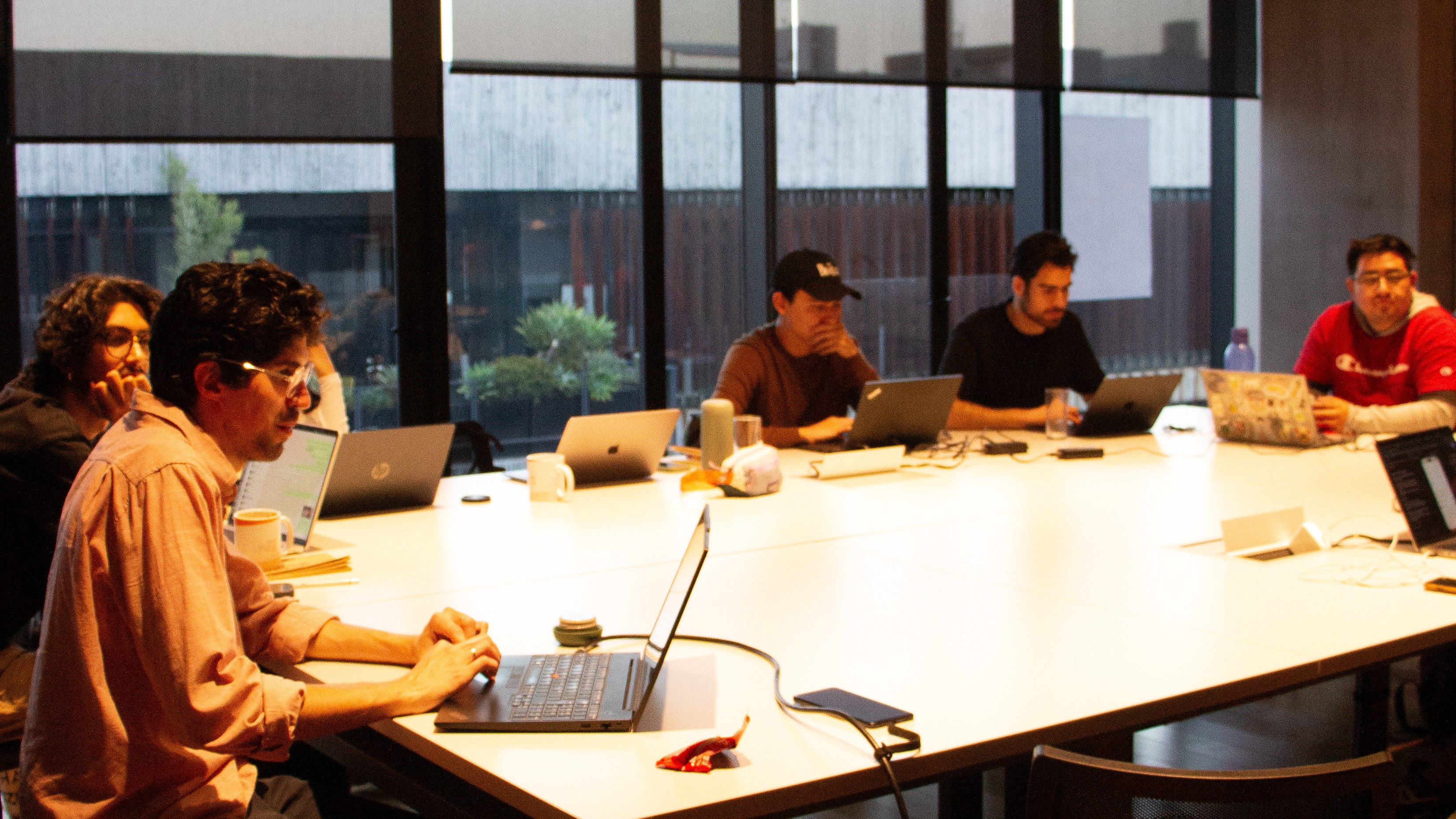 Equipo colaborando en un build-a-thon de Nabu ideas